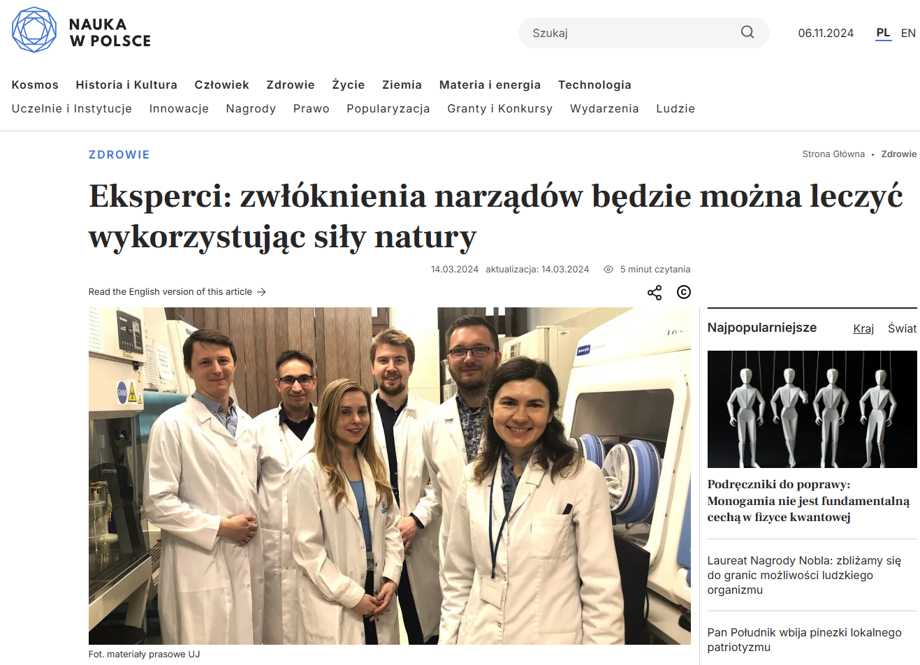 Zrzut ekranu ze strony "Nauka w Polsce" z artykułem pt. "Eksperci: zwłóknienia narządów będzie można leczyć wykorzystując siły natury". Pośrodku fotografia zespołu dr Sylwii-Bobis-Wozowicz w laboratorium Zakładu Biologii Komórki.