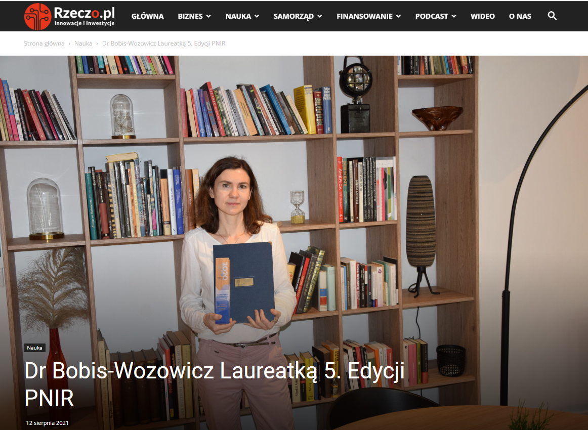 Zrzut ekranu ze strony internetowej: "Rzecz o innowacjach". Pośrodku zdjęcie dr Sylwii Bobis-Wozowicz trzymającej niebieski dyplom.